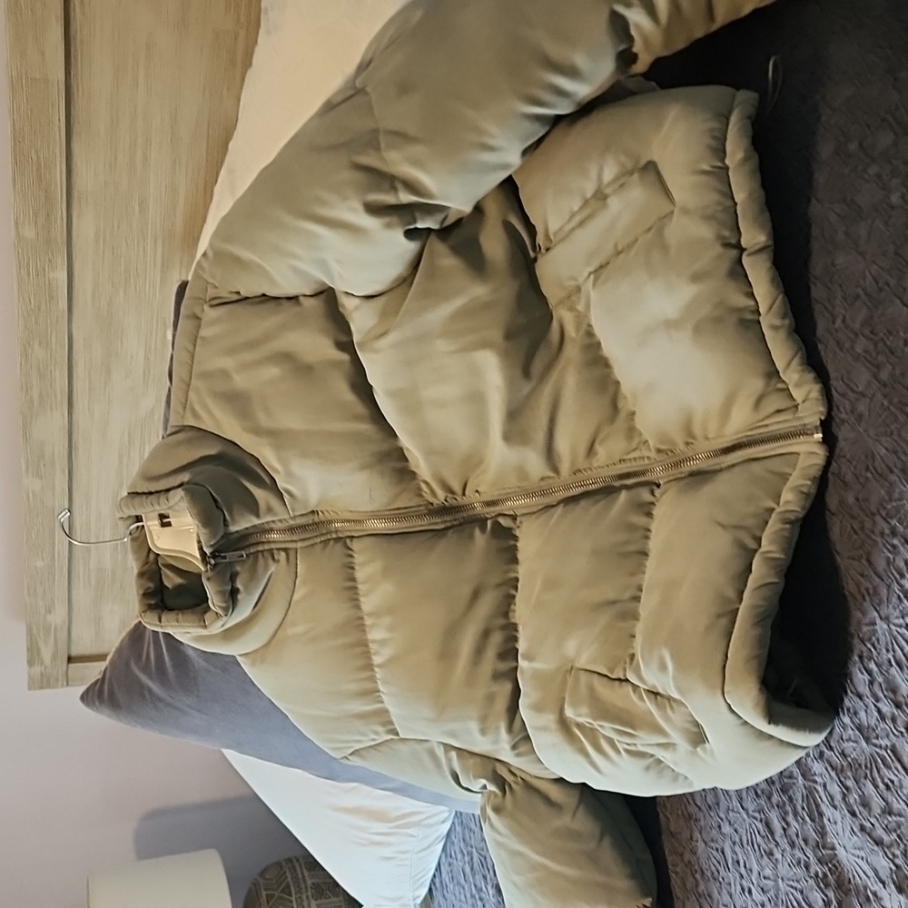 Super Warm Puffer jacket with adjustable strings to keep the cold out